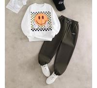 Ensemble de 2 Sweat-shirt à capuche blancs à la mode pour garçons préadolescents associés à un pantalon vert olive, tenue élégante pour garçon préadolescent. Le sweat-shirt à capuche présente un impri