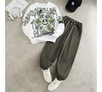 Ensemble de 2 sweats à capuche blancs à la mode associés à un pantalon vert olive, tenue élégante pour garçon préadolescent. Le sweat-shirt à capuche présente un imprimé placement vert, un tissu doux