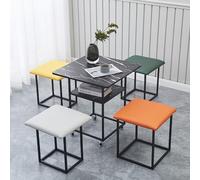Ensemble de 5 pièces avec table ronde et chaises empilables - Tabouret de cuisine avec roulettes - Cadre en métal - Table basse peu encombrante pour salon et salle à manger - Design carré noir