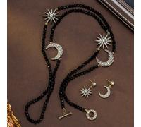 Ensemble de bijoux de luxe vintage avec design étoile et lune : Collier et boucles d'oreilles asymétriques. Mettant en vedette des pendentifs superposés soleil et lune, le collier à perles noires et l