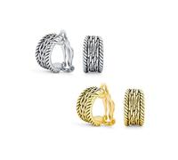 Ensemble de deux boucles d'oreilles à clip en forme de demi-créole large avec tissage de chaîne torsadée sur oreilles non percées style bouton en laiton plaqué or 14K oxydé.