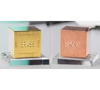 Ensemble de deux cubes en laiton poli et en bronze de 40 mm de côté. Poids 17 et 18 onces respectivement (533 et 564 grammes) de la marque Precious & Valuable metals /