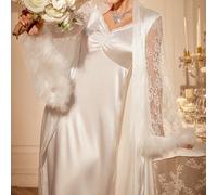 Ensemble de peignoir et débardeur en satin avec manches cloche, patchwork de dentelle et décoration de plumes. Vêtements de nuit de luxe et élégants pour femmes, mariées, nuit de noces. Vêtements d'au