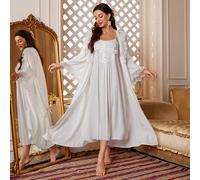 Ensemble de pyjama élégant comprenant une robe de chambre à dentelle contrastée et une nuisette. Couleur blanche, idéal pour les vacances et la saison automne-hiver. L,M,S,XLUnicoloreTissu tissé
