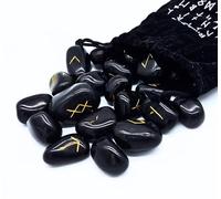 Ensemble de runes en tourmaline noire - 25 pierres précieuses polies (2-3 cm) avec gravure dorée - Rune d'Odin et pochette en velours - Ésotérisme, divination, oracle