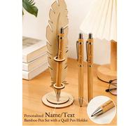 Ensemble de stylos à bille en bambou personnalisés avec un support de plume. Personnalisable avec un nom, une date et un texte. C'est un cadeau créatif pour les enseignants et également un excellent c