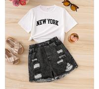 Ensemble décontracté en 2 pièces : Top à manches courtes ample et court avec imprimé "NEW YORK" en blanc élastique doux et agréable à la peau, associé à un short en jean délavé, déchiré et à taille ha