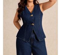 Ensemble deux-pièces en jean bleu foncé pour femmes grande taille. Veste sans manches avec boutons dorés, pantalon taille haute à jambes larges, style "Old Money". Tenue décontractée chic pour l'autom