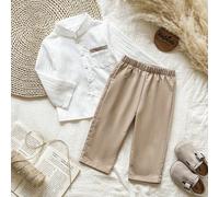 Ensemble deux pièces pour bébé garçon composé d'une chemise bleue jacquard à manches longues et col montant et d'un pantalon blanc à jambes droites, idéal pour le printemps et l'automne. Ce look raffi