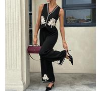 Ensemble deux pièces pour femme, composé d'un gilet fleuri élégant noir et d'un pantalon. Look de navetteur de bureau dans un style old money. Tenue d'été quotidienne en deux pièces pour les femmes. T