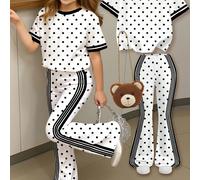 Ensemble deux pièces vintage moderne à pois noirs et blancs classiques, rayures sportives contrastées, style français, dopamine dressing, chill chill, motif dessin animé minimaliste décontracté pour j