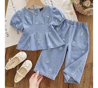 Ensemble en jean pour bébé fille. Nouvelle collection d'été. Style décontracté à la mode. Top à manches courtes + pantalon en jean, ensemble 2 pièces. Lavage bleu moyen, design de volant à la taille a