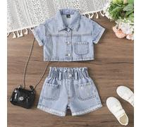 Ensemble en jean pour bébé fille, recommandé pour les sorties décontractées d'été ! Effet jean délavé bleu moyen, taille élastique + design de fausse chaîne, associé à un ravissant décor de broderie f