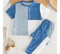 Ensemble haut à manches courtes col rond et pantalon pour jeunes garçons, style décontracté minimaliste. Imprimé graphique patchwork bicolore classique et cool, avec texte imprimé "New York", ville em