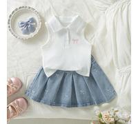 Ensemble jupe polo pour jeunes filles, nouvelle arrivée d'été. Style mignon et doux. Débardeur en tricot côtelé blanc avec nœud rose brodé. Jupe plissée en jean bleu clair avec taille élastique. Tenue