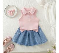 Ensemble jupe polo pour jeunes filles, nouvelle arrivée d'été. Style mignon et doux. Haut en tricot côtelé rose sans manches avec nœud rose brodé. Jupe plissée en jean bleu clair avec taille élastique