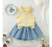 Ensemble jupe polo pour jeunes filles, nouvelle arrivée d'été. Style mignon et doux. Haut sans manches en tricot côtelé jaune avec nœud rose brodé. Jupe plissée en jean bleu clair à taille élastique. 
