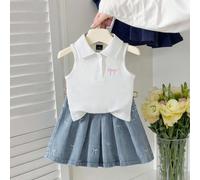 Ensemble pour bébé fille, Top sans manches + jupe en jean bleu clair. Le Top est un tricot côtelé sans manches avec col polo, avec un nœud rose brodé sur la poitrine. La jupe est une jupe courte en je