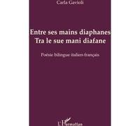 Entre ses mains diaphanes