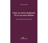 Entre ses mains diaphanes