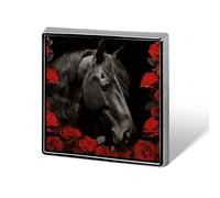 Épingles carrées en métal cheval noir sur fond de roses rouges - Badge brooceh carré imprimé pour sacs à dos ou revers - Épingle de Saint-Valentin - Accessoire de revers - 1,8 x 1,8 cm - Aluminium et
