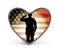 Épinglette en forme de cœur représentant un soldat saluant le drapeau américain, pour hommes et femmes. Alliage d'aluminium et émail. Broche tendance pour chemises, sacs, cols. Badge en métal pour