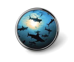 Épinglette ronde en émail avec requins marteaux, fournitures artisanales, durables et tendance, accessoire de costume pour homme et femme