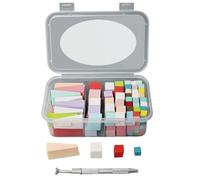 Éponge colorée pour nail art pendant le processus de stamping