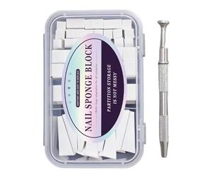 Éponge colorée pour nail art pendant le processus de stamping, blanc