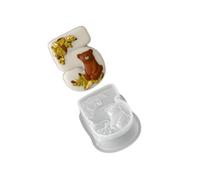 Et moule à bougie feuillage avec détail en relief en relief, A | Le corps flexible en silicone en forme de chiffre aide à libérer les morceaux de cire formés tout en conservant