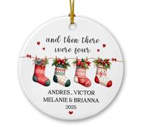 Et puis il y avait quatre décorations en céramique pour sapin de Noël 2025, personnalisé Last Christmas comme trois ornements, bientôt une famille de 4 souvenirs en céramique, noms personnalisés et