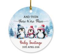 Et puis il y avait trois décorations de Noël à suspendre, nom personnalisé bébé bientôt ornement, cadeaux d'ornement, 1er Noël personnalisé en tant que famille de 3 ornements, décoration de Noël 2025
