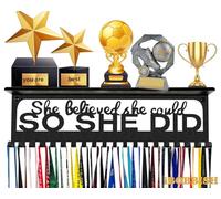 Étagère de trophée de qualité supérieure avec protection antidérapante, « She Believed She Could SO SHE DID » pour filles, présentoir mural de 40,6 cm de long, présentoir de médailles de sport