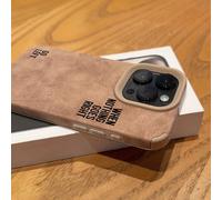 Étui de téléphone en velours kaki à la mode avec élément de slogan en cuir "Quand tout va mal, allez LEET". Texture de cuir d'automne/hiver. Convient comme cadeau pour la famille et les amis, compatib