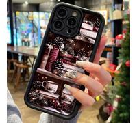 Étui de téléphone noir épais et protecteur, avec un motif imprimé vintage cosy d'atmosphère de Noël avec pomme de pin, baie d'hiver et tasse à thé sur une étagère. Découpes précises pour protéger l'ap