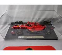 Bburago - Racing - Ferrari SF-23 - Formule 1 Deluxe - avec Casque - #16 Leclerc - Voiture de Course Miniature à l'échelle 1:18 - Jouet de Collection - A partir de 14 Ans