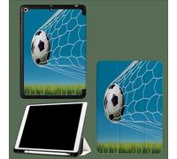 Étui pour iPad 9e/8e/7e génération 2021/2020/2019 10,2 Pouces avec Porte-Crayon, Dos TPU Souple et Support de Protection à Trois Volets, Auto Wake/Sleep Dessin Animé Football Herbe Sportif-Bleu Ciel