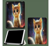Étui pour iPad 9e/8e/7e génération 2021/2020/2019 10,2 Pouces avec Porte-Crayon, Dos TPU Souple et Support de Protection à Trois Volets, Auto Wake/Sleep Dessin Animé Animaux Chat Jaune-Violet