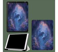 Étui pour iPad 9e/8e/7e génération 2021/2020/2019 10,2 Pouces avec Porte-Crayon, Dos TPU Souple et Support de Protection à Trois Volets, Auto Wake/Sleep Grottes Dauphins Coraux Vie Marine-Bleu