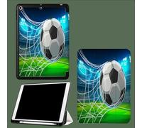 Étui pour iPad 9e/8e/7e génération 2021/2020/2019 10,2 Pouces avec Porte-Crayon, Dos TPU Souple et Support de Protection à Trois Volets, Auto Wake/Sleep Football But Dessins Animés Jeux-Bleu