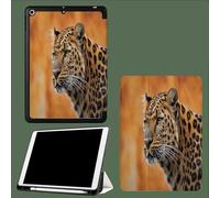 Étui pour iPad 9e/8e/7e génération 2021/2020/2019 10,2 Pouces avec Porte-Crayon, Dos TPU Souple et Support de Protection à Trois Volets, Auto Wake/Sleep Marron Léopard Faune-Orange