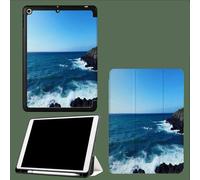 Étui pour iPad 9e/8e/7e génération 2021/2020/2019 10,2 Pouces avec Porte-Crayon, Dos TPU Souple et Support de Protection à Trois Volets, Auto Wake/Sleep Vagues Rochers Nature Vagues-Bleu