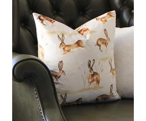 Evans Lichfield Country Running Coussin Garni de Plumes Motif lièvres Aquarelle