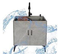 Évier de cuisine utilitaire gris sur pied avec robinet commercial, égouttoir d'eau chaude et froide et étagères de rangement pour restaurant, ferme ou buanderie.