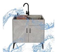 Évier de cuisine utilitaire gris sur pied avec robinet commercial, égouttoir d'eau chaude et froide et étagères de rangement pour restaurant, ferme ou buanderie.