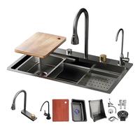Évier simple en acier inoxydable noir avec robinet, pulvérisateur extractible, anneau de tasse, accessoires de vidange, trop-plein, design intégré.