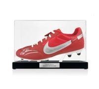 Exclusive Memorabilia Chaussure de Football signée par Dennis Bergkamp. sous vitrine avec Plaque.