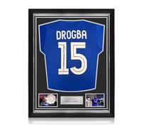 Exclusive Memorabilia Maillot de Chelsea 2005-06 signé par Didier Drogba. Encadrement de qualité supérieure.