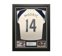 Exclusive Memorabilia Maillot des Spurs signé par Luka Modric. Encadré.