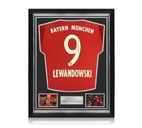 Exclusive Memorabilia Maillot du Bayern Munich 2015-2016 signé par Robert Lewandowski. Cadre de qualité supérieure.